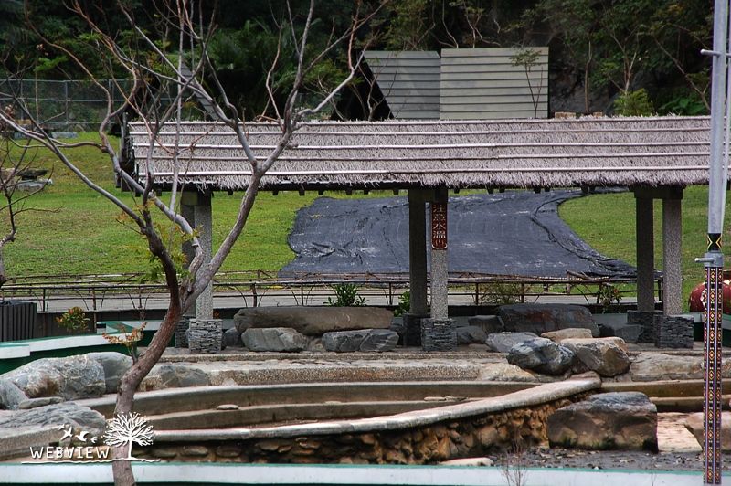 金峰溫泉的露天泡腳池與涼亭
