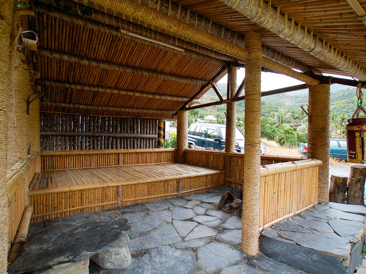 金峰鄉嘉蘭村部落廣場的木造涼台